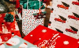 Los regalos gourmet perfectos para acertar esta Navidad: vinos, libros, embutidos y cajas gastro para una despensa de lujo