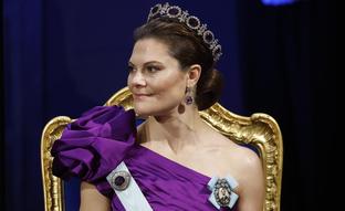 Victoria de Suecia deslumbra en los Premios Nobel 2023: los mejores y peores looks de la gala (y el desfile de tiaras)