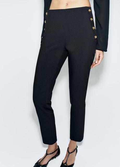 Pantalón con botones dorados de Zara (39,99 euros