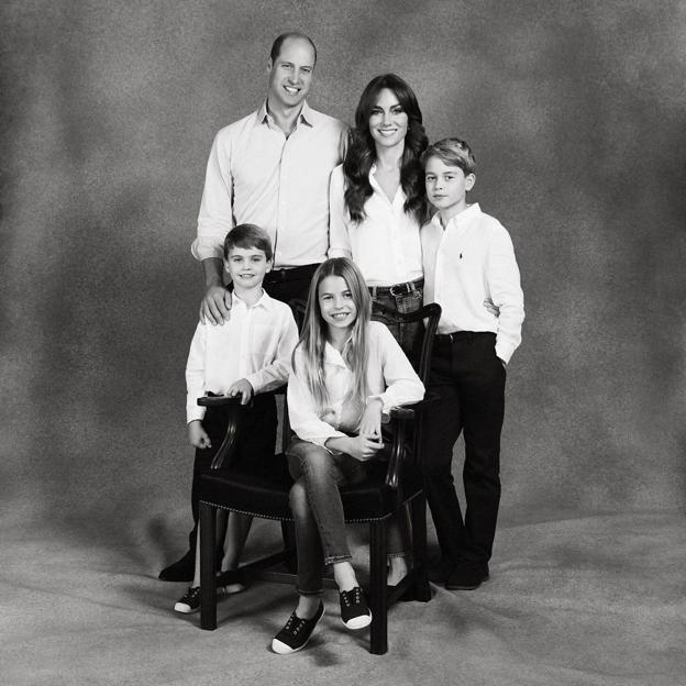 Los príncipes de Gales han posado junto a sus hijos, los príncipes Jorge, Carlota y Luis.