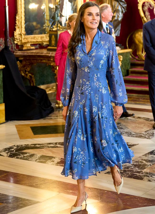 La reina Letizia con un vestido azul. / LIMITED PICTURES