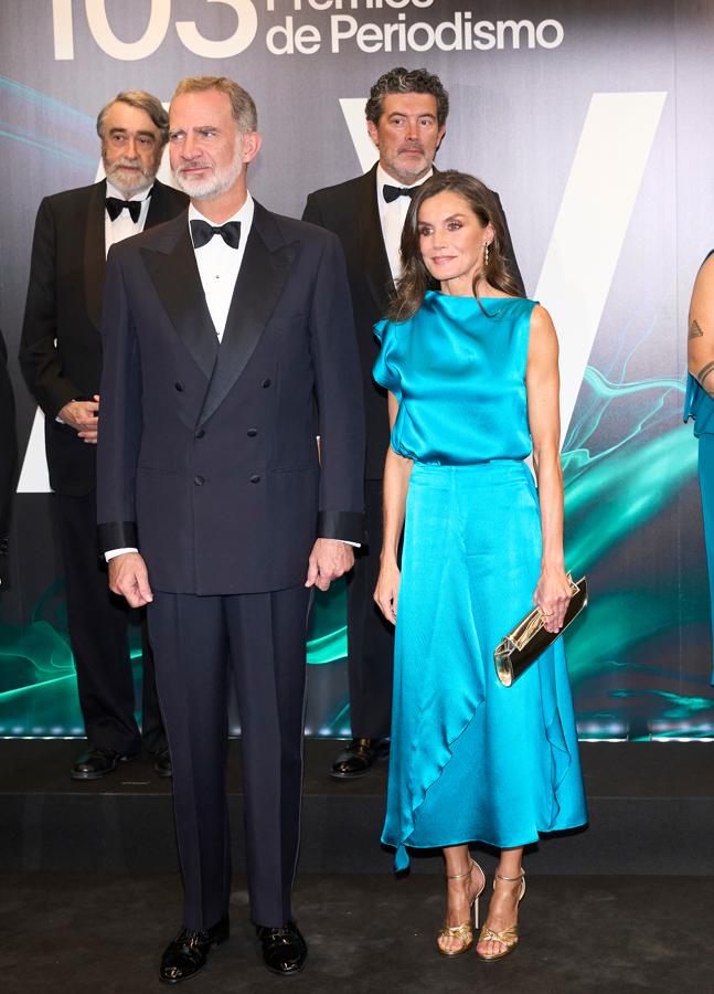 La reina Letizia con un conjunto azul. / LIMITED PICTURES