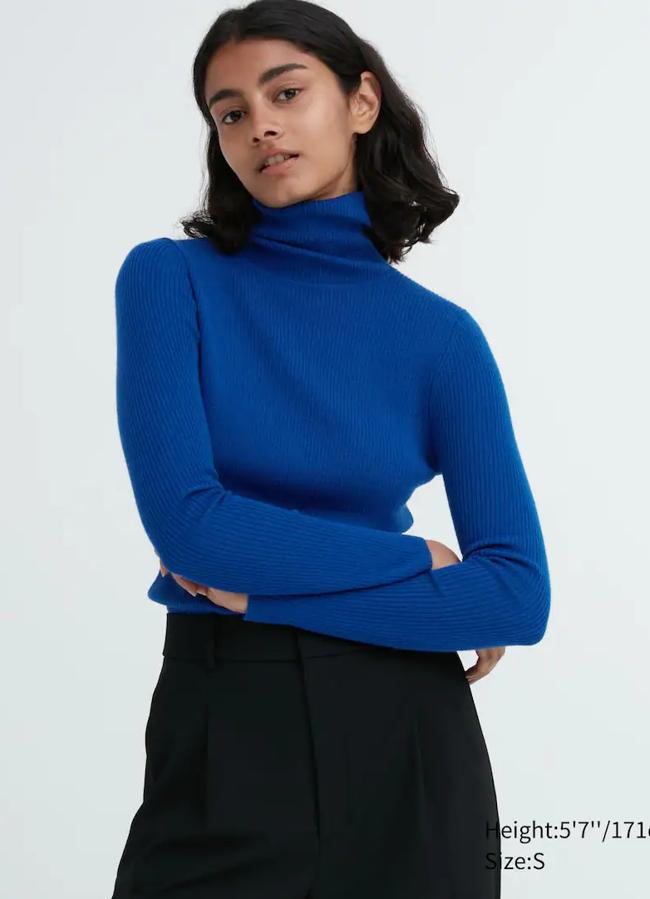 Jersey de cuello alto en azul de Uniqlo. Foto: Uniqlo.