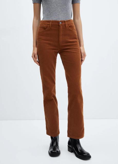 Pantalón marrón de pana de Mango (35,99 euros)