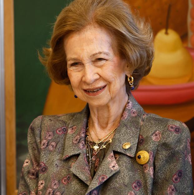 Mango, Sfera y Zara tienen baratísimo el plumífero negro de la reina Sofía