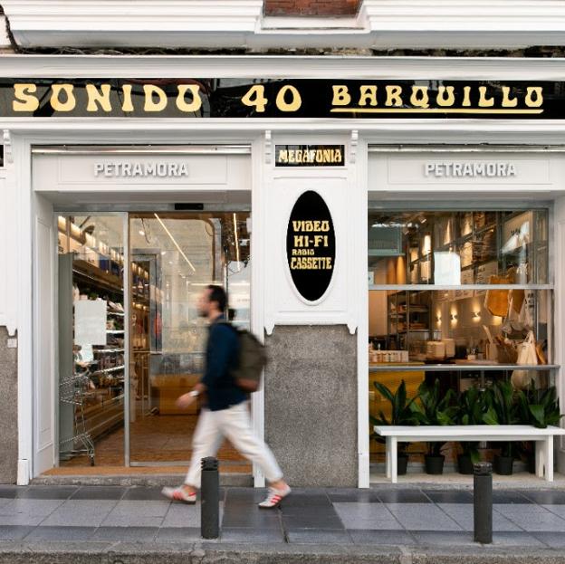 Fachada de Petramora, una tienda gourmet online que acaba de abrir su primer establecimiento en la madrileña calle Barquillo.