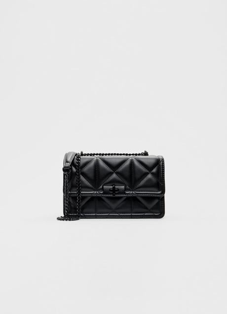 Bolso negro acolchado de Stradivarius (15,99 euros)