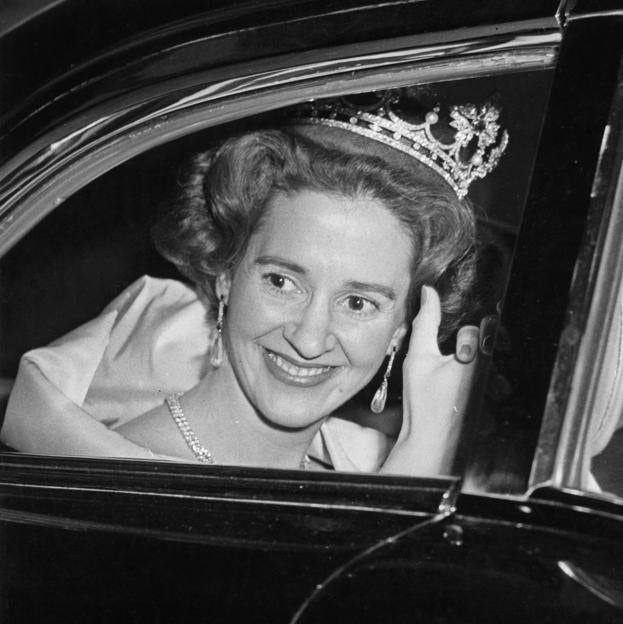 La tiara maldita que Franco regaló a la reina Fabiola por su boda: piedras falsas, monjas pobres y el mal ojo de Carmen Polo