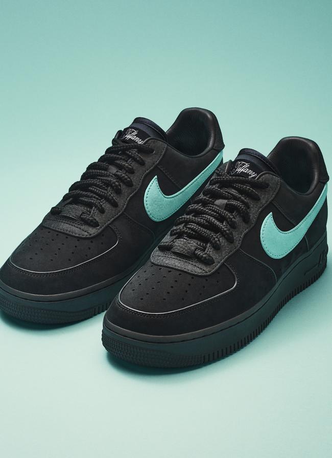 Zapatillas Nike en colaboración con Tiffany & Co., con el azul característico de la firma de joyas.