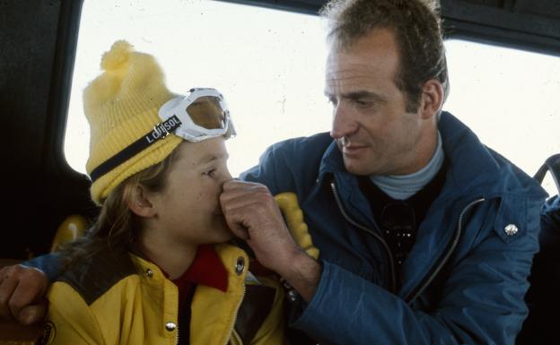 El rey Juan Carlos y una Elena de diez años, en la estación de esquí de Baqueira. 