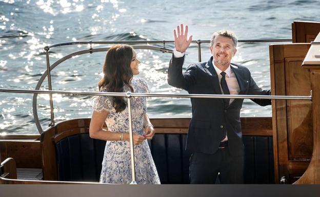 Mary Donaldson mira arrobada a su marido, el príncipe Federico de Dinamarca, en un viaje a Venecia meses antes de aparecer las fotos con Genoveva Casanova. 