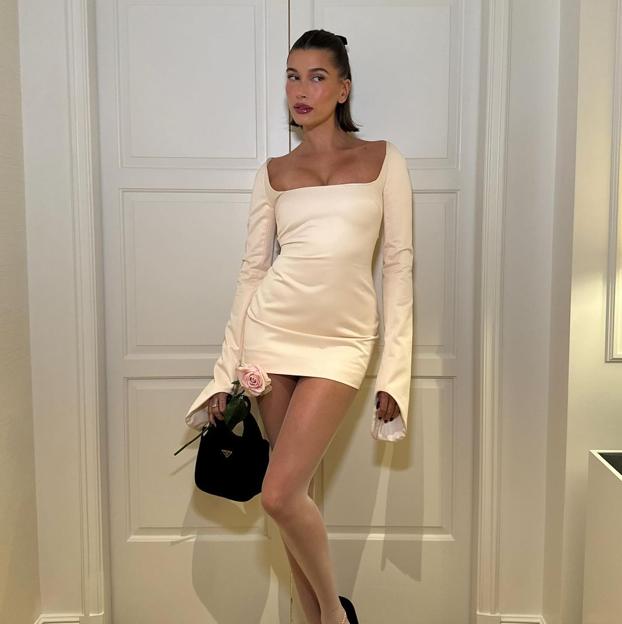 Hailey Bieber con vestido corto blanco