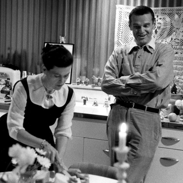 Ray y Charles Eames, preparando unas de sus fiestas en su casa de Los Ángeles.