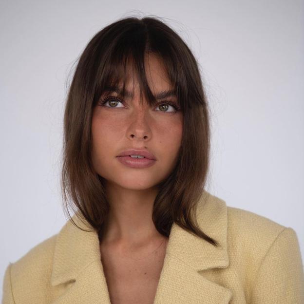 Olvídate de la clásica máscara de pestañas negra, este invierno se lleva en color burdeos