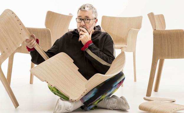 Philippe Starck con las sillas Adela Rex SO1410 para Andreu World.