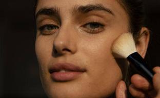 Los mejores polvos compactos de 2023 para un maquillaje perfecto que dura todo el día