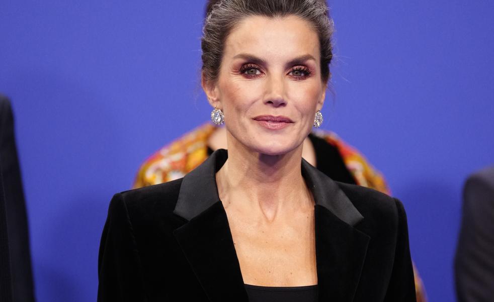 La reina Letizia, elegantísima de negro con un traje joya en el concierto de clausura de la Presidencia española del Consejo de la Unión Europea