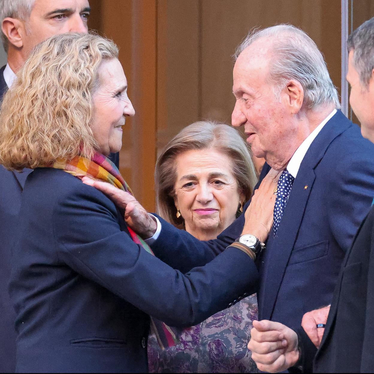 El saludo secreto de la infanta elena y el emérito Juan Carlos./LIMITED PICTURES