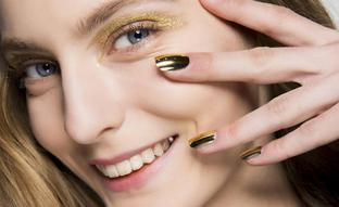 Ideas de inspiración de uñas con tonos dorados súper glamurosas para Nochevieja