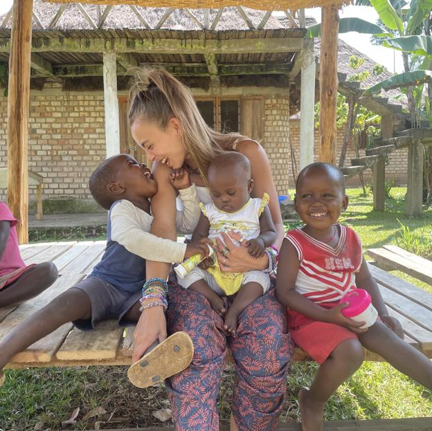 María Galán, la influencer humanitaria de 26 años que lo dejó todo para dirigir un orfanato con 32 niños en Uganda