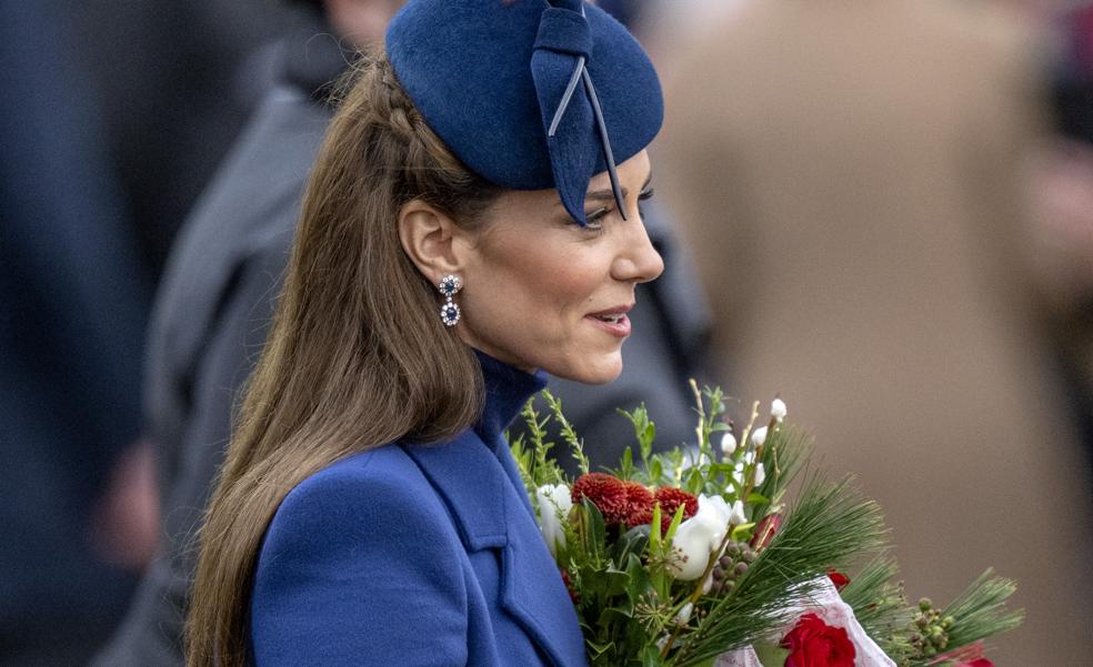 Los looks elegantísimos de los Windsor en la misa de Navidad: del look azul de Kate Middleton a las botas de las reina Camilla