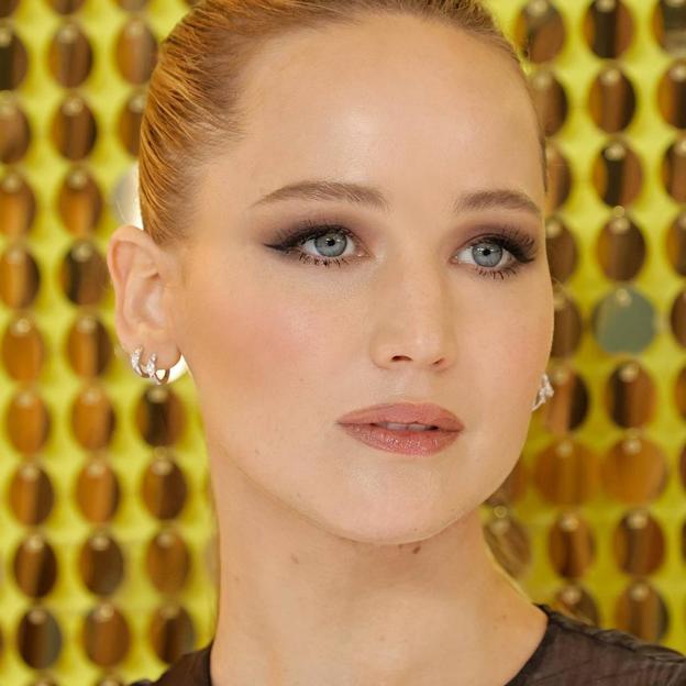 Jennifer Lawrence con maquillaje de ojso grises en marrón