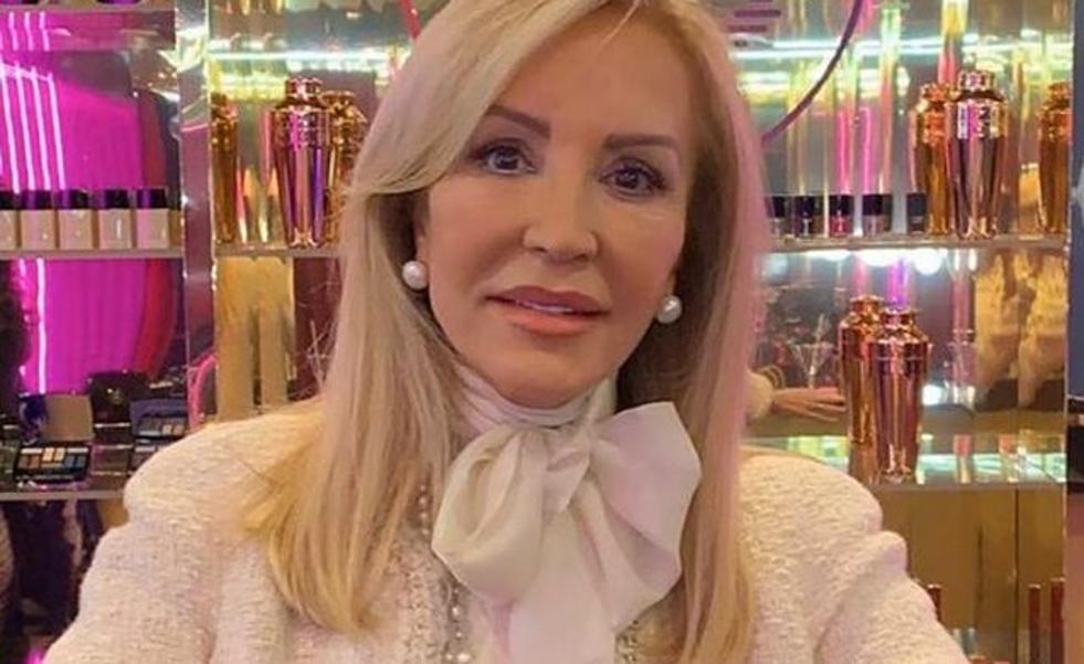 Carmen Lomana se viste de novia en Navidad con un vestido lencero que está en Mango