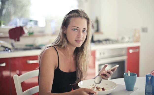 Mujer comiendo saludable. /