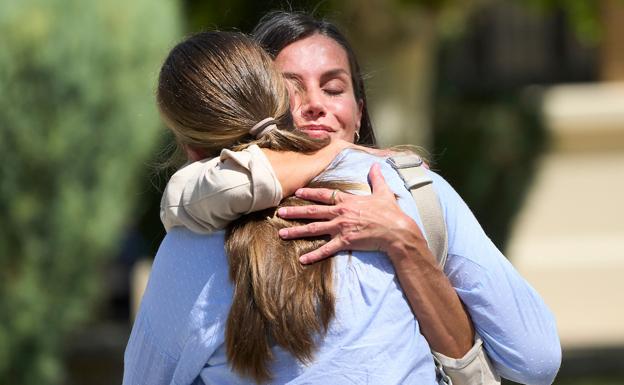 La sentida despedida de Leonor y Letizia en la puerta de la Academia General Militar de Zaragoza, donde la princesa de Asturias ingresó como dama cadete, el pasado agosto. 