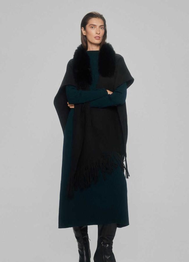 Poncho con flecos y cuello de pelo de Pedro del Hierro.