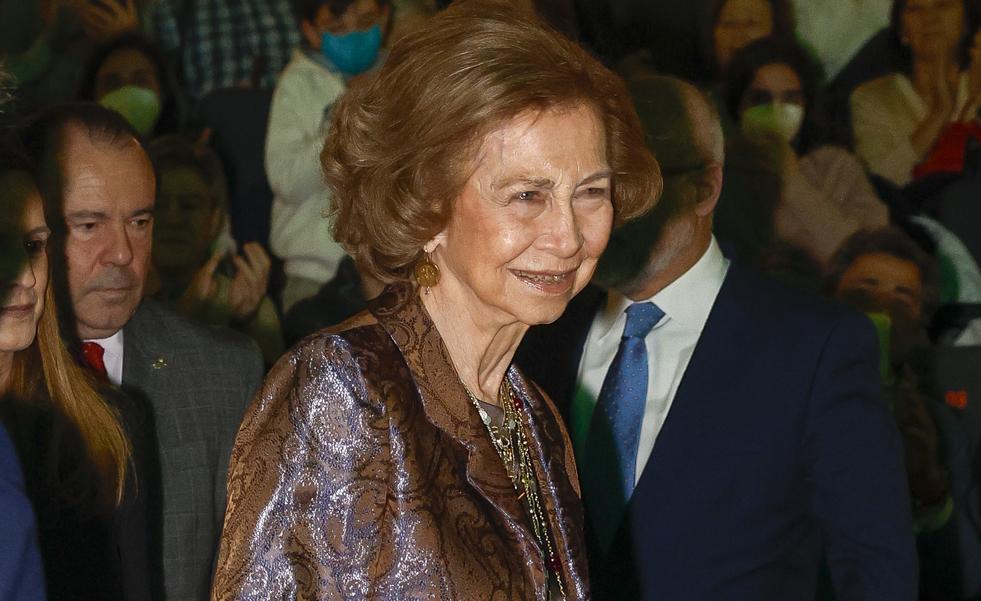 La reina Sofía sorprende un look brillante con esta original blazer estampada