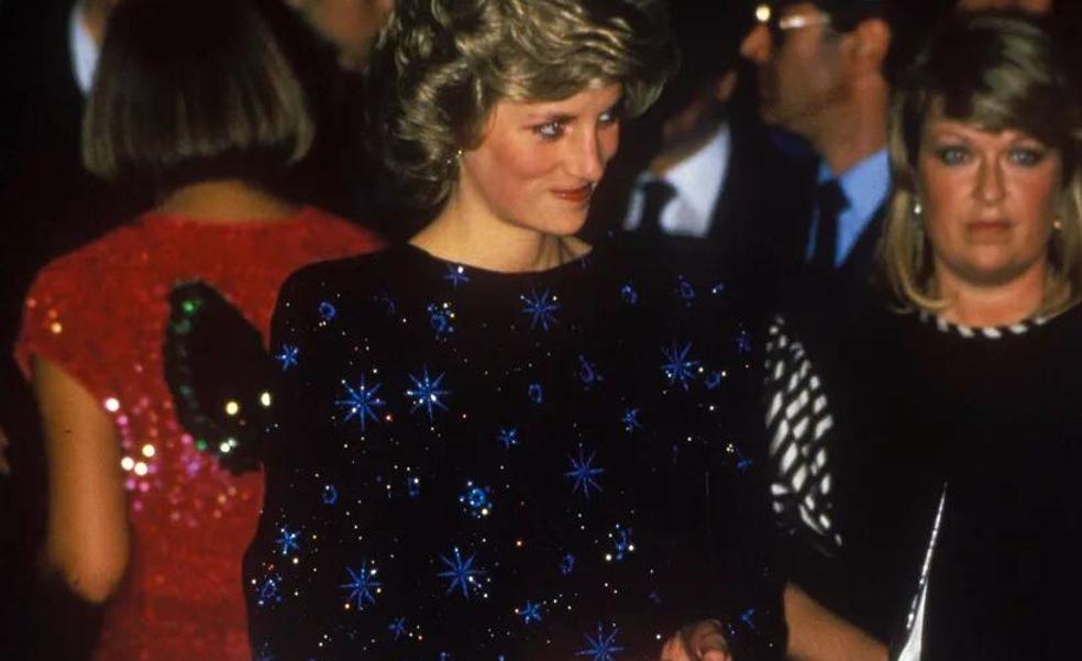 El impresionante vestido de fiesta de Diana de Gales subastado por más de un millón de euros (y otro look icónico a la venta)