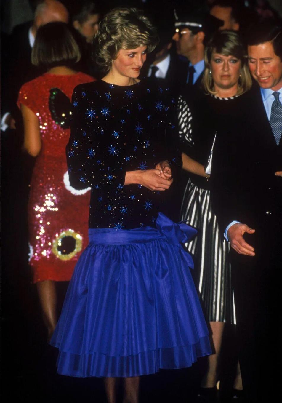 El impresionante vestido de fiesta de Diana de Gales subastado por más de un millón de euros (y otro look icónico a la venta)
