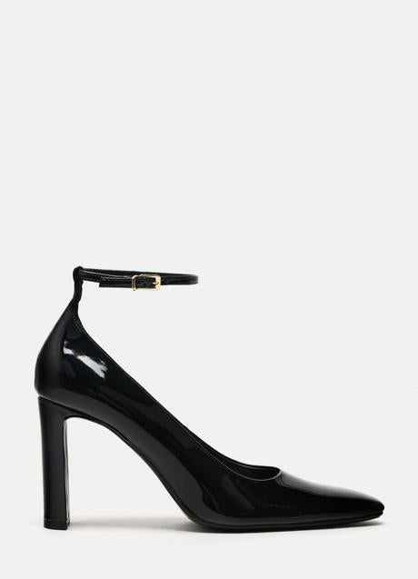 Zapatos con pulsera de Zara (35,99 euros)