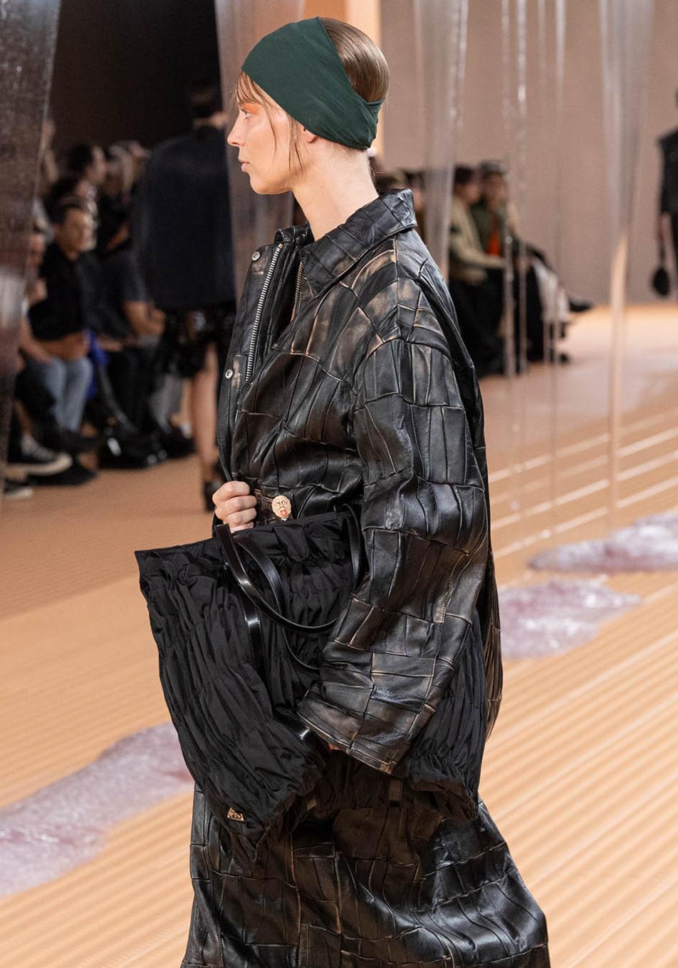 Descubrimos el secreto de la misteriosa cabeza que adorna los nuevos bolsos de Prada para la primavera 2024