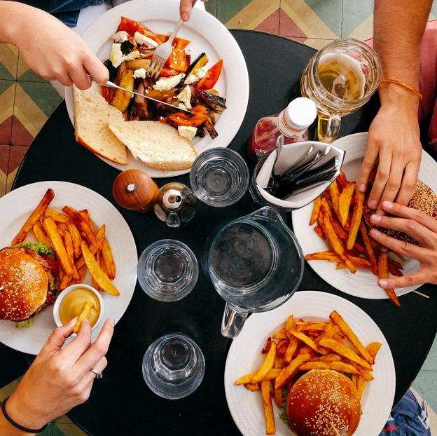 Hamburguesas o platos ligeros, todo es posible en el universod e la comida a domicilio.