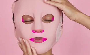 Máscara LED facial, el tratamiento casero antiedad inspirado en las terapias profesionales