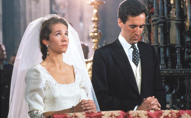 La infanta Elena junto a Jaime de Marichalar el día de su boda. / 