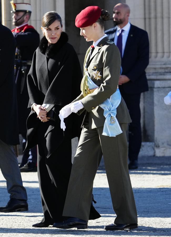 La reina Letizia junto a la princesa Leonor. / LIMITED PICTURES