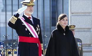 La reina Letizia estrena un look muy elegante en la Pascua Militar: sorprende con un top satinado y una falda larga
