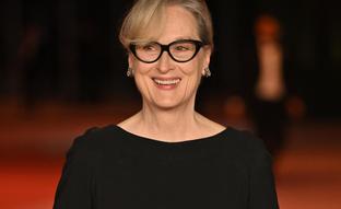 El look elegante y fácil de copiar de Meryl Streep: vestido negro y complementos perfectos