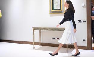 Los zapatos negros que lleva la reina Letizia con todo: los tacones cómodos aptos para looks de diario y de gala