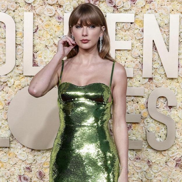 Taylor Swift acudió a la gala de entrega de los Globos de Oro con un espectacular vestido de la nueva era de Gucci. 