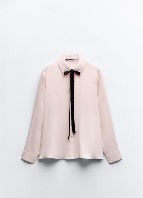 Camisa con lazada de Zara (25,95 euros)