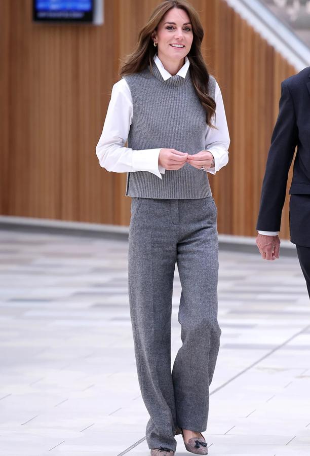 El look en gris de Kate Middleton. Foto: Getty.