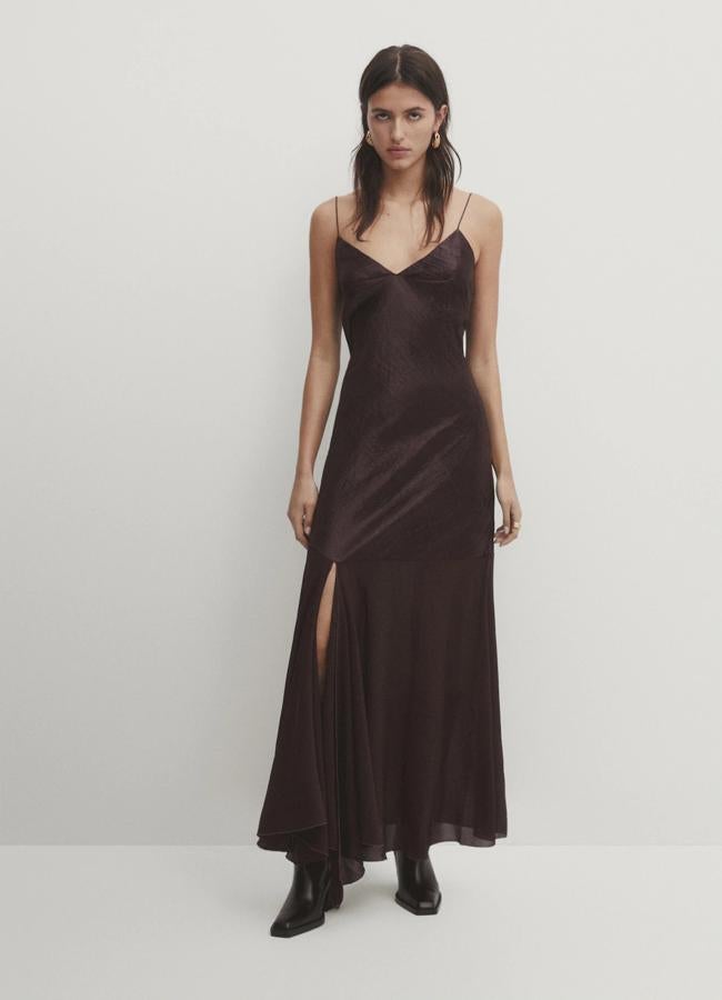 Vestido marrón satinado, 99,95 euros.