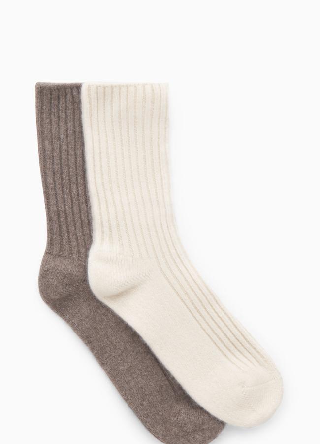 Dos pares de calcetines en cashmere de COS.