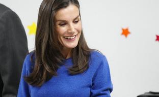 La lección de estilo de la reina de Letizia para vestir en invierno: cómo combinar unos pantalones de cuadros y acertar