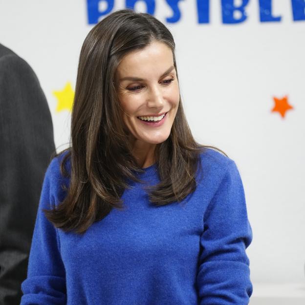 La lección de estilo de la reina de Letizia para vestir en invierno: cómo combinar unos pantalones de cuadros y acertar