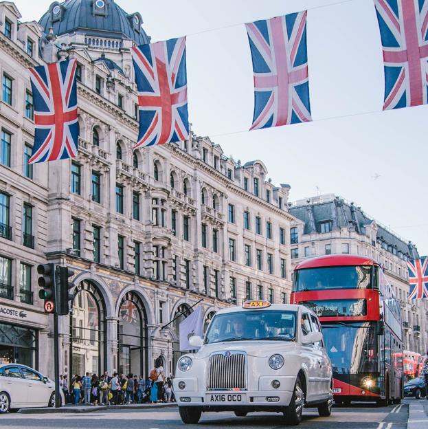 En el Londres victoriano, los medios de transporte públicos más populares eran el carruaje y el tranvía, previos a sus famosos taxis y autobuses.